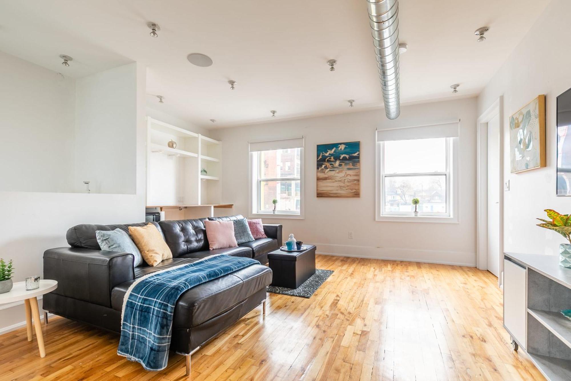 Modern 2 Bedroom Condo - Heart Of Leslieville Toronto Exterior photo
