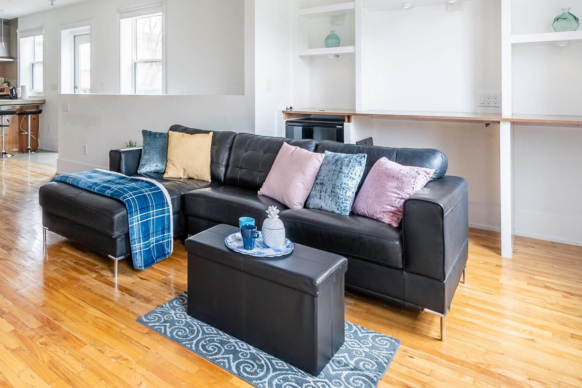 Modern 2 Bedroom Condo - Heart Of Leslieville Toronto Exterior photo