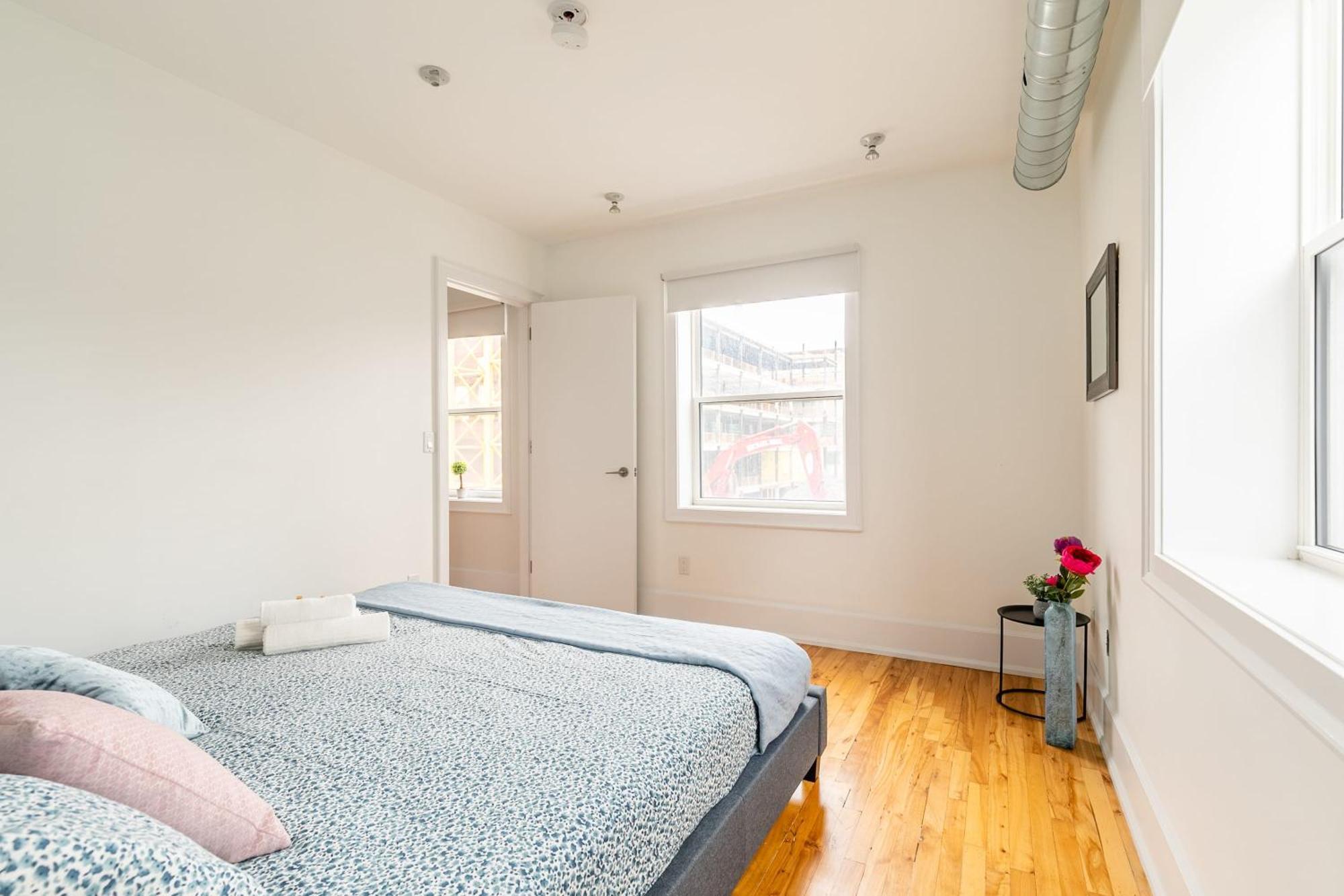 Modern 2 Bedroom Condo - Heart Of Leslieville Toronto Exterior photo