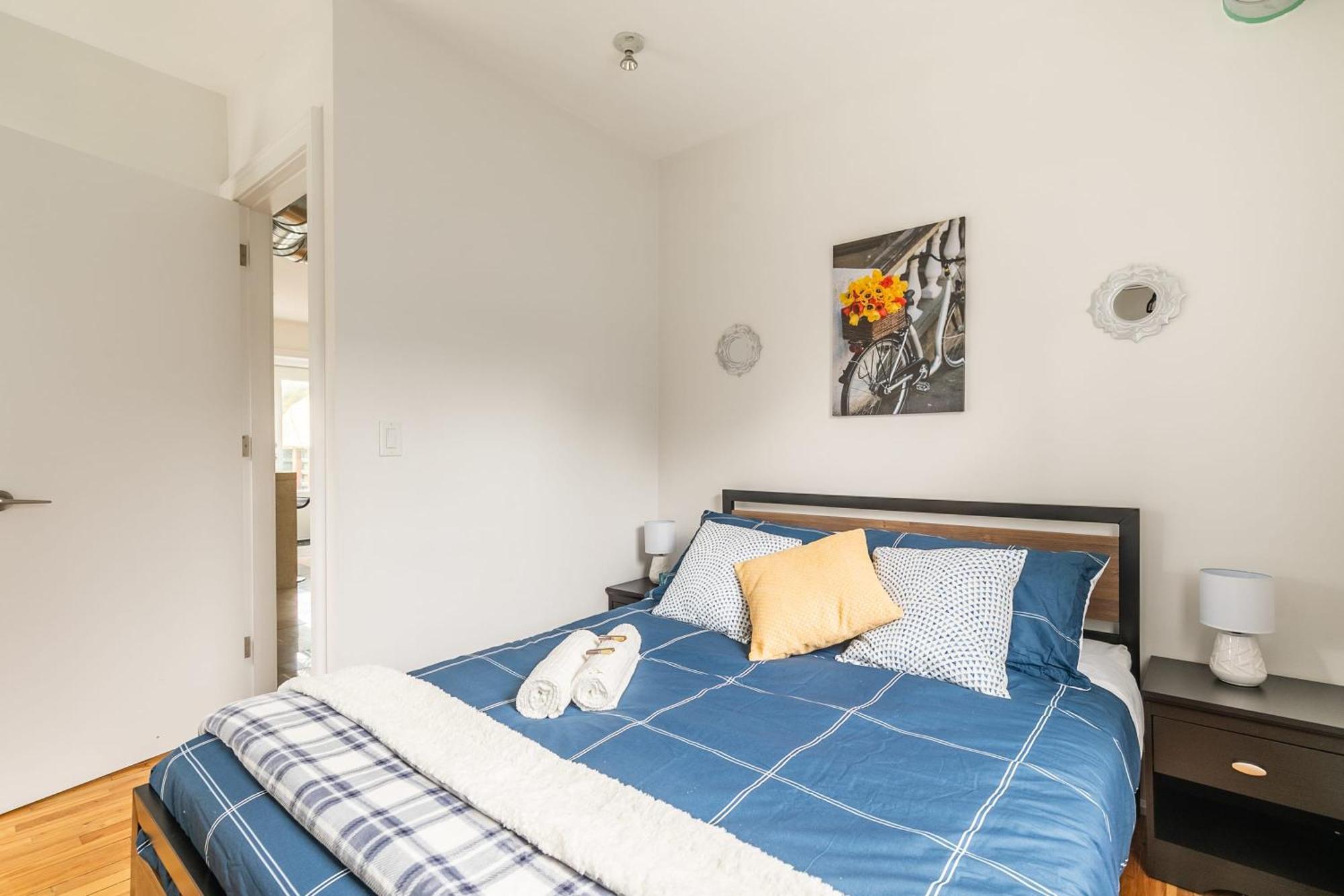 Modern 2 Bedroom Condo - Heart Of Leslieville Toronto Exterior photo