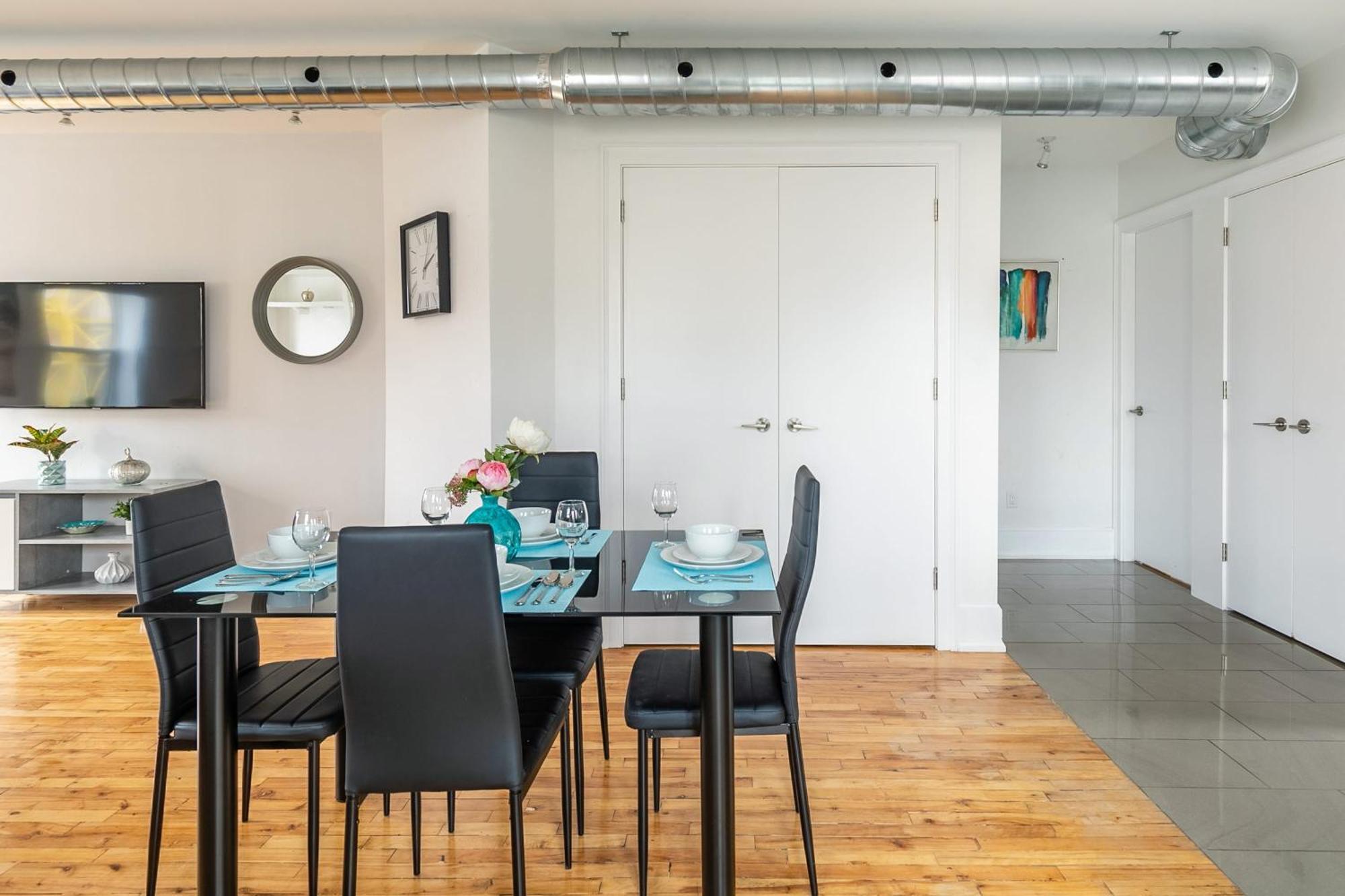 Modern 2 Bedroom Condo - Heart Of Leslieville Toronto Exterior photo