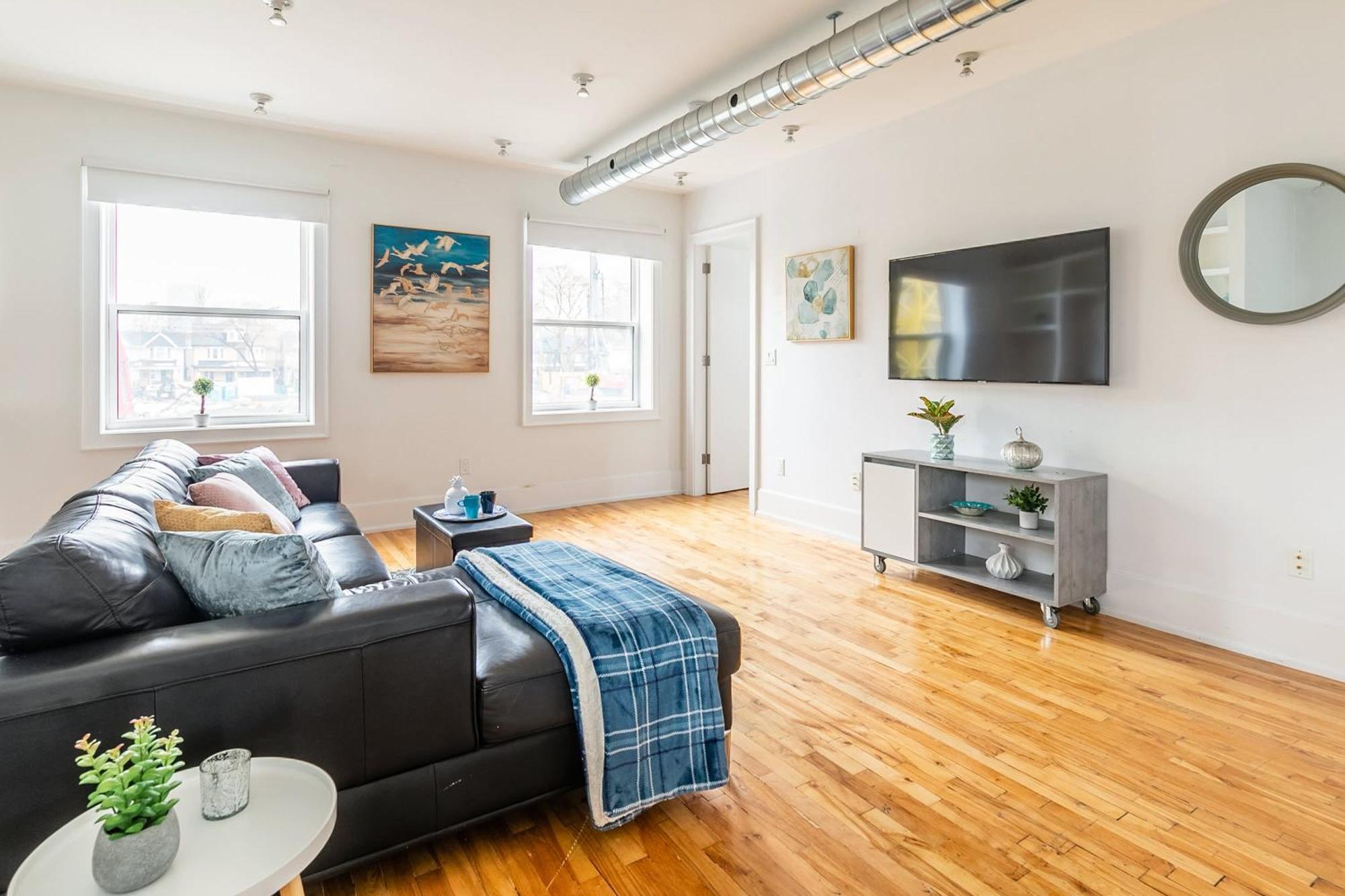 Modern 2 Bedroom Condo - Heart Of Leslieville Toronto Exterior photo